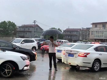 雨中的坚守 ——记淼泉小学优秀家长志愿者成东良